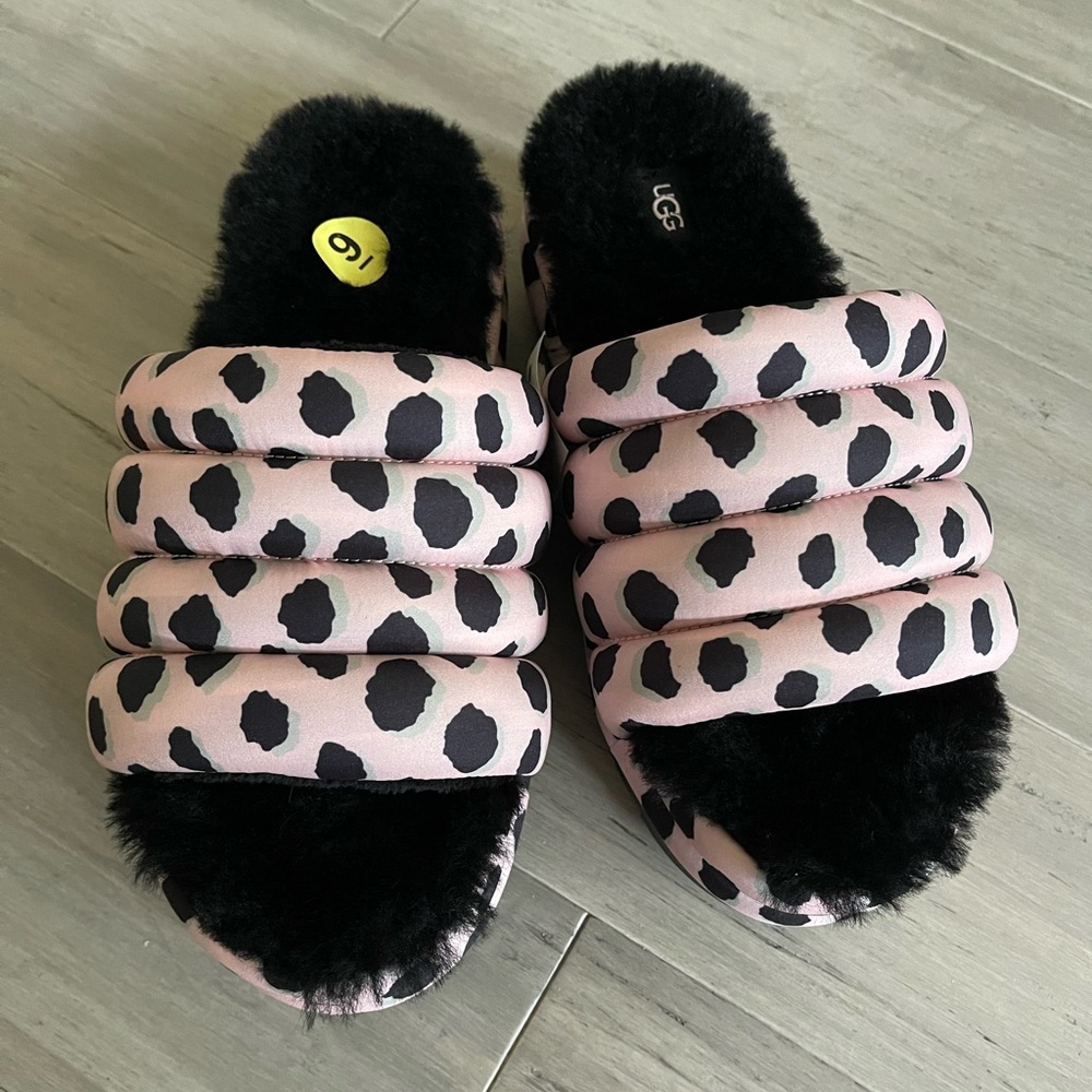 UGG Fluff Yeah slide  size 9.  New without box